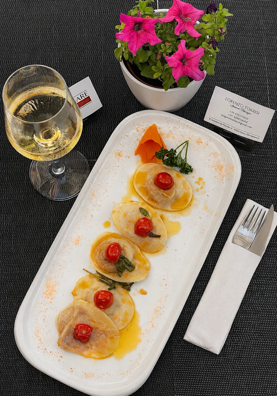Raviolis rellenos con salsa de mantequilla y tomate cherry en Lungomare
