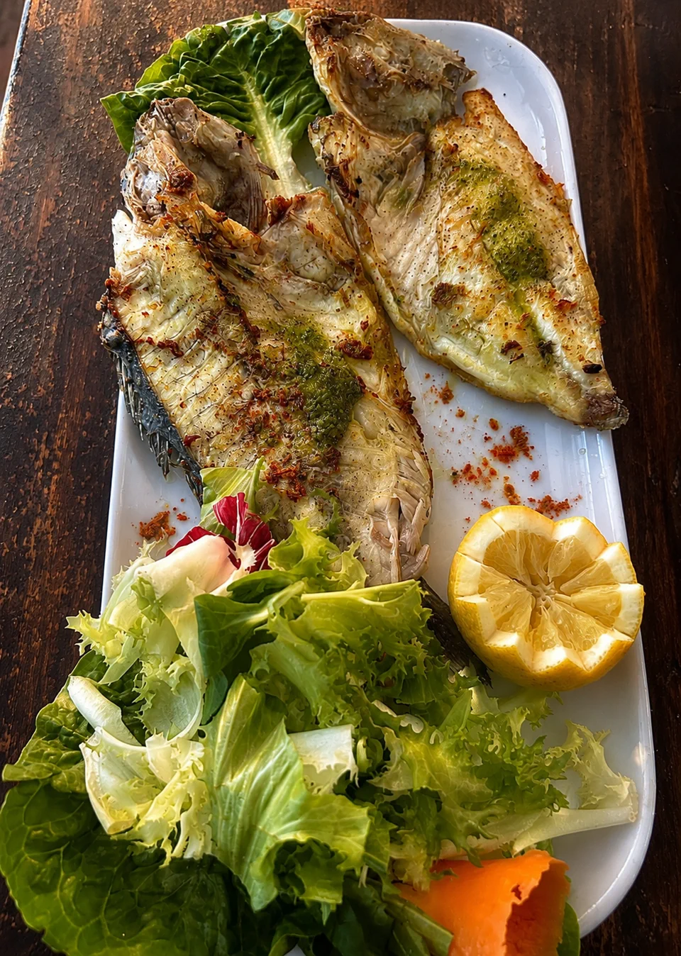 Pescado a la plancha con ensalada fresca en Lungomare