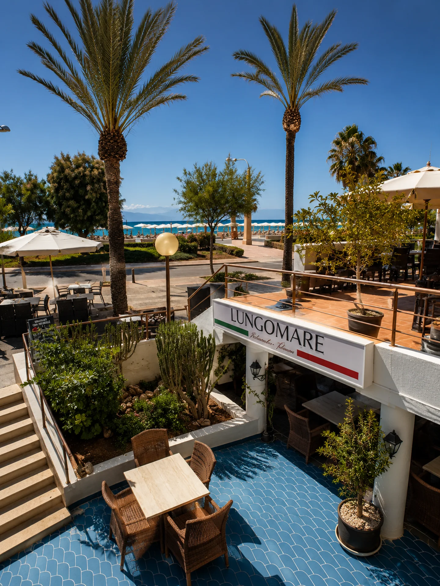 Terraza del restaurante Lungomare en Can Pastilla con palmeras, cartel Lungomare, suelo azul y el mar Mediterráneo al fondo